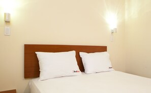 Desk, bed sheets - RedDoorz Plus @ Talaga Bodas (Bandung)
