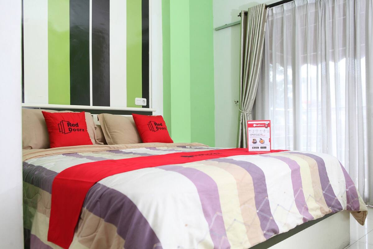 Desk, bed sheets
