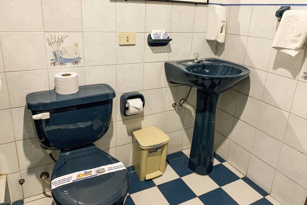 Dusche, kostenlose Toilettenartikel, Handtücher