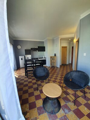 Suite estudio superior | Decoración personalizada, muebles diferentes y escritorio 