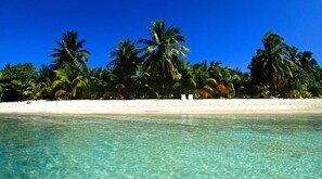 Aan het strand, wit zand, kajakken