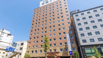 Welcome to Toyoke Inn, a hotel with a brick facade and grid-patterned windows.