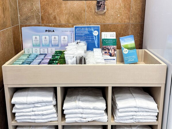 A display of toiletries and towels in a hotel bathroom. - Toyoko Inn Hanshin Amagasaki Ekimae (Amagasaki)