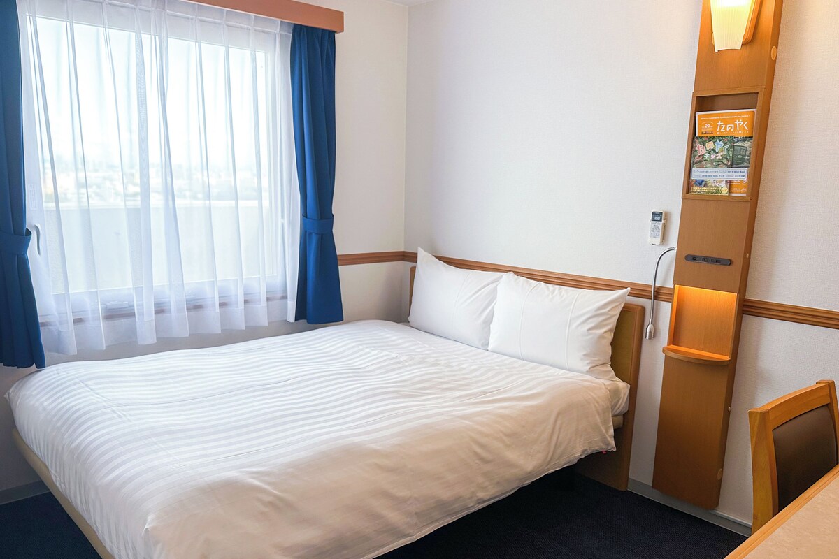 Een bureau, wifi, beddengoed