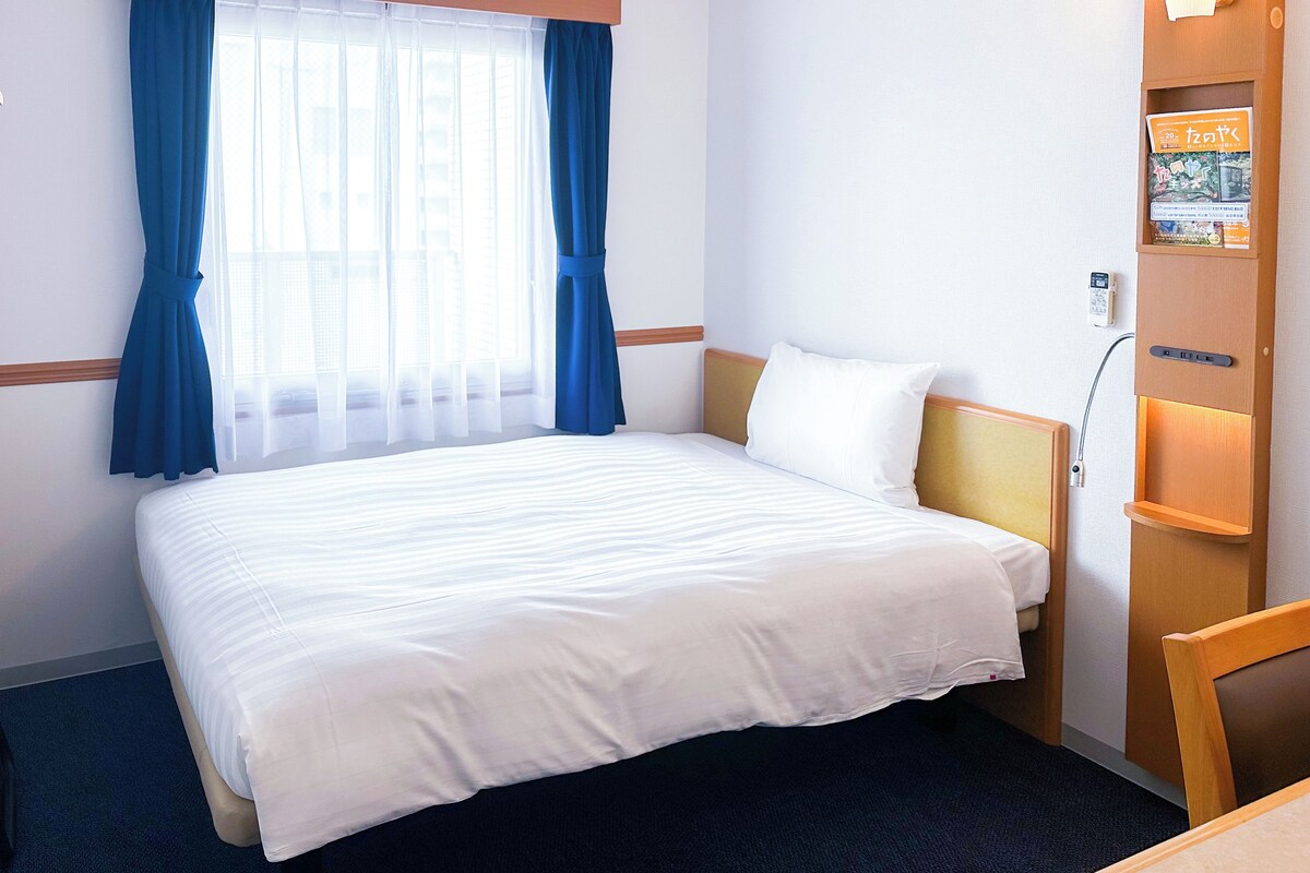 Een bureau, wifi, beddengoed