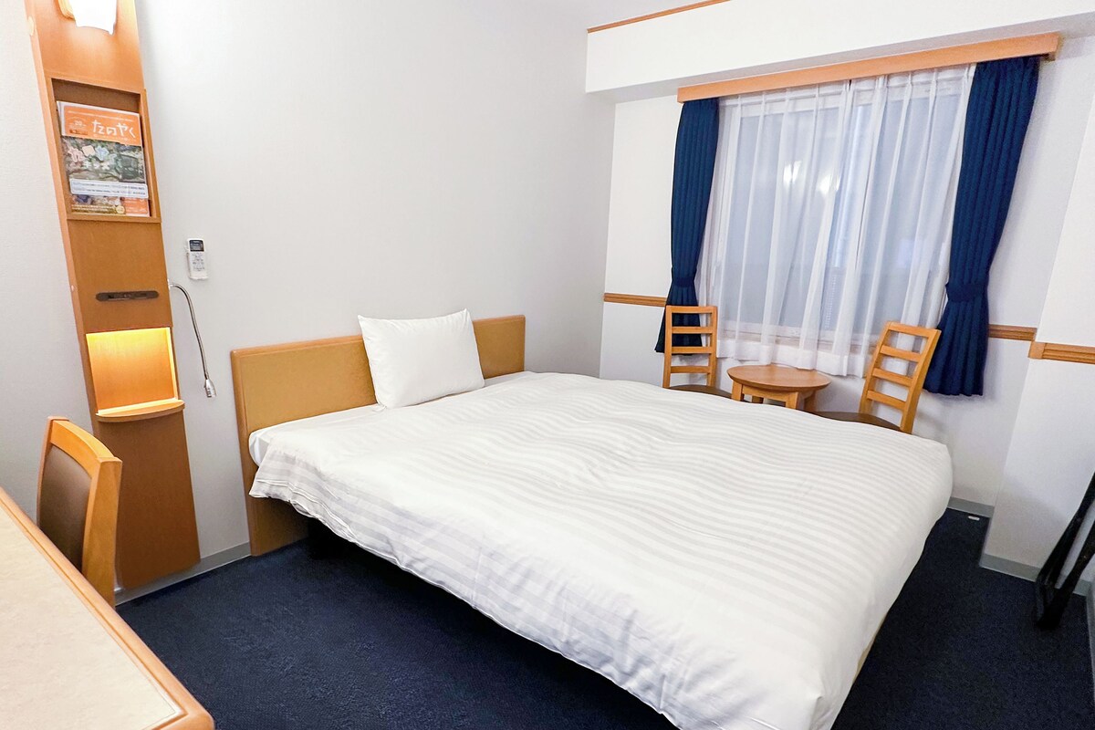 Een bureau, wifi, beddengoed