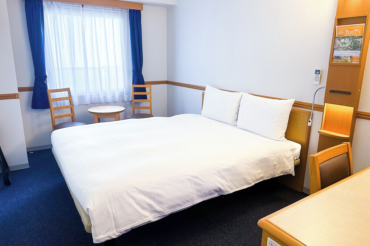 Een bureau, wifi, beddengoed