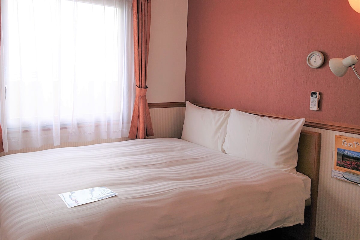 Skrivbord, wi-fi och sängkläder