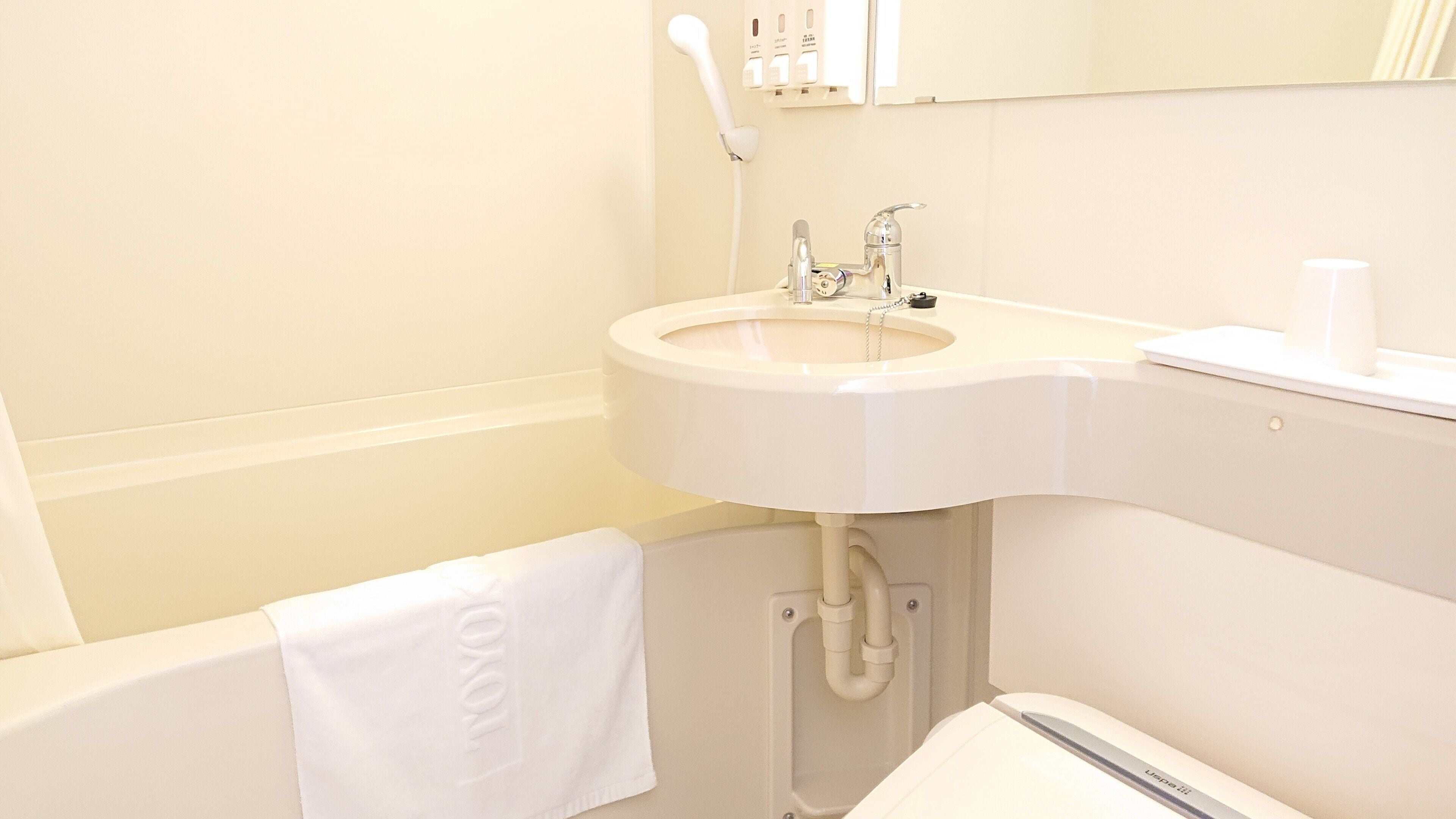 combined shower/bathtub, slippers, towels