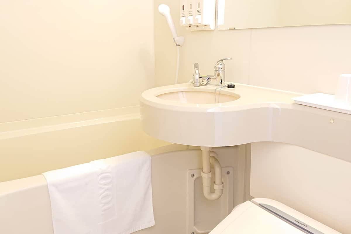 combined shower/bathtub, slippers, towels