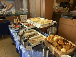 Café da manhã com buffet grátis todos os dias