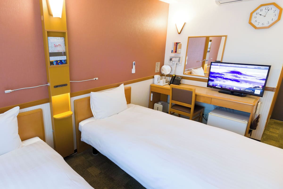 1 bedroom, desk, wifi, bed sheets