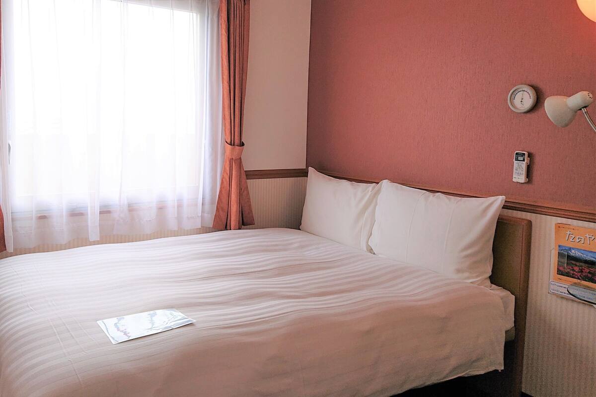 Skrivbord, wi-fi och sängkläder