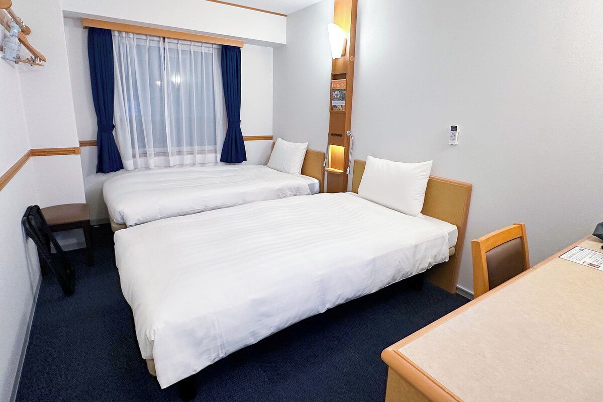 Een bureau, wifi, beddengoed
