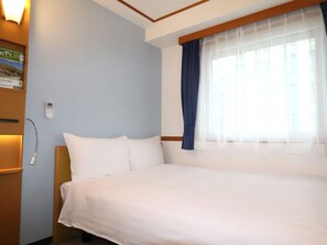 Desk, free WiFi, bed sheets - Toyoko Inn Tokyo Monzen Nakacho Eitaibashi (Tokyo)