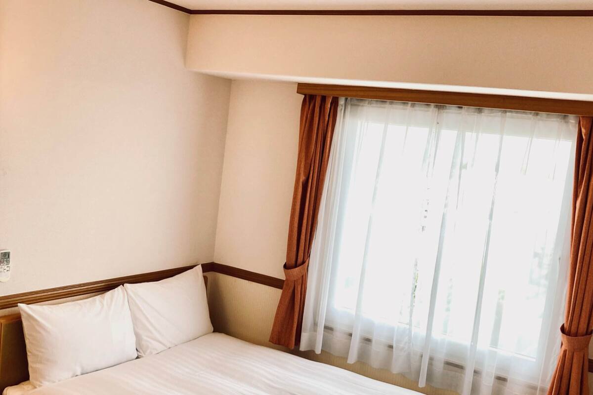 WiFi (free), bed sheets