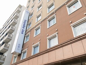 Un edificio de hotel con múltiples ventanas y balcones.
