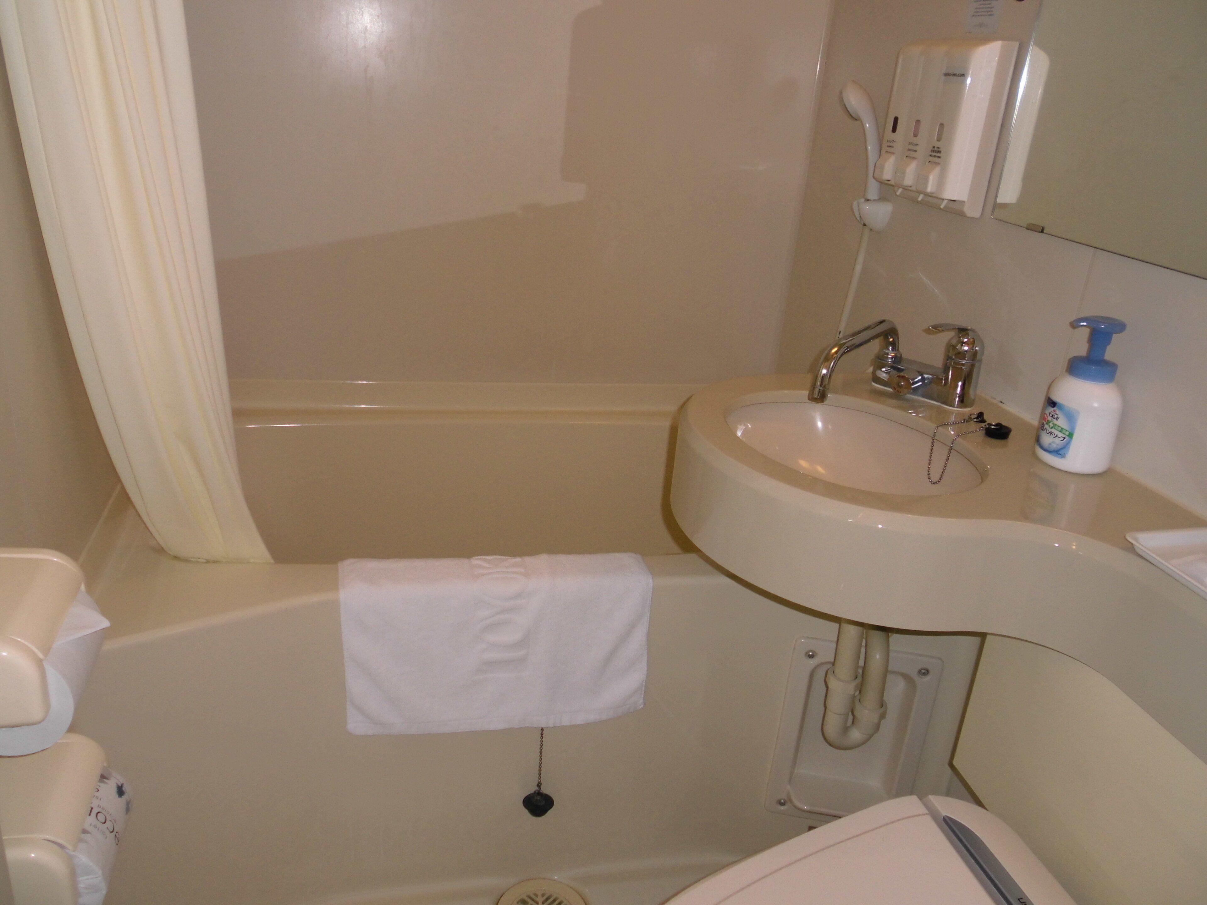 combined shower/bathtub, slippers, electronic bidet, towels