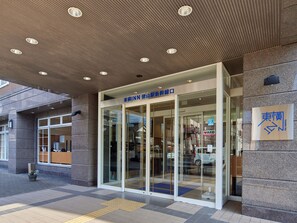 Property entrance - Toyoko Inn Tokuyama Station Shinkansen (Shunan)