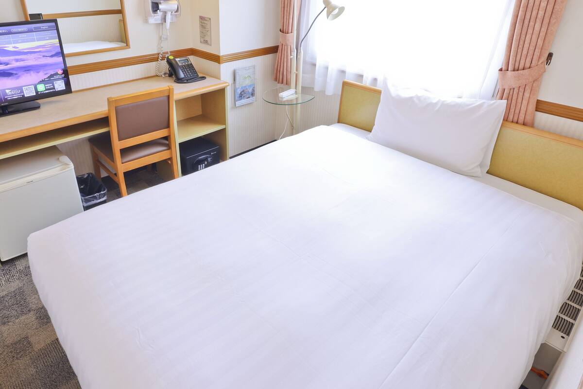 1 bedroom, individually decorated, desk, laptop workspace