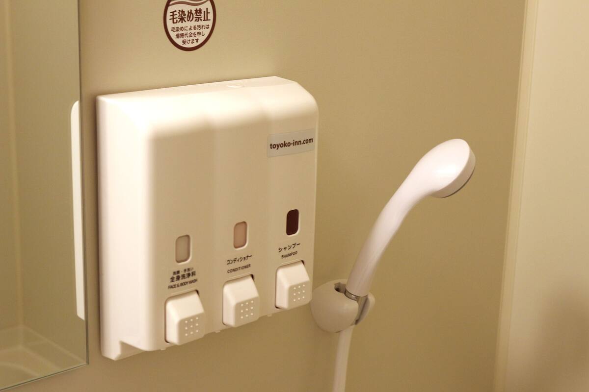 combined shower/bathtub, electronic bidet, towels