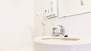 Kombinert dusj/badekar, dype avslapningsbadekar og tøfler