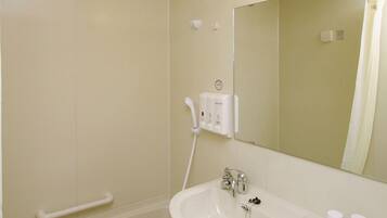 Gabungan pancuran/tab mandi, pengering rambut, selipar