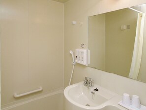Duschwanne, Haartrockner, Hausschuhe, Toilette mit elektrischem Bidet