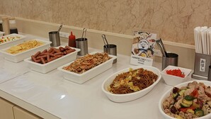 朝食 (ビュッフェ)、毎日提供 (無料)