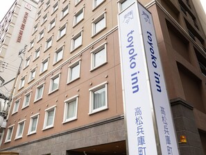 A building with multiple windows and a sign for 'Toyota Inn' indicating it is a hotel. - Toyoko Inn Takamatsu Hyogomachi (Takamatsu)