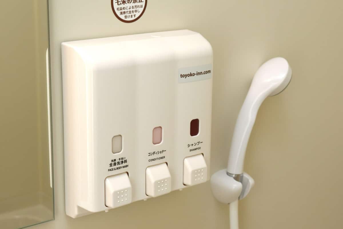 combined shower/bathtub, slippers, electronic bidet, towels