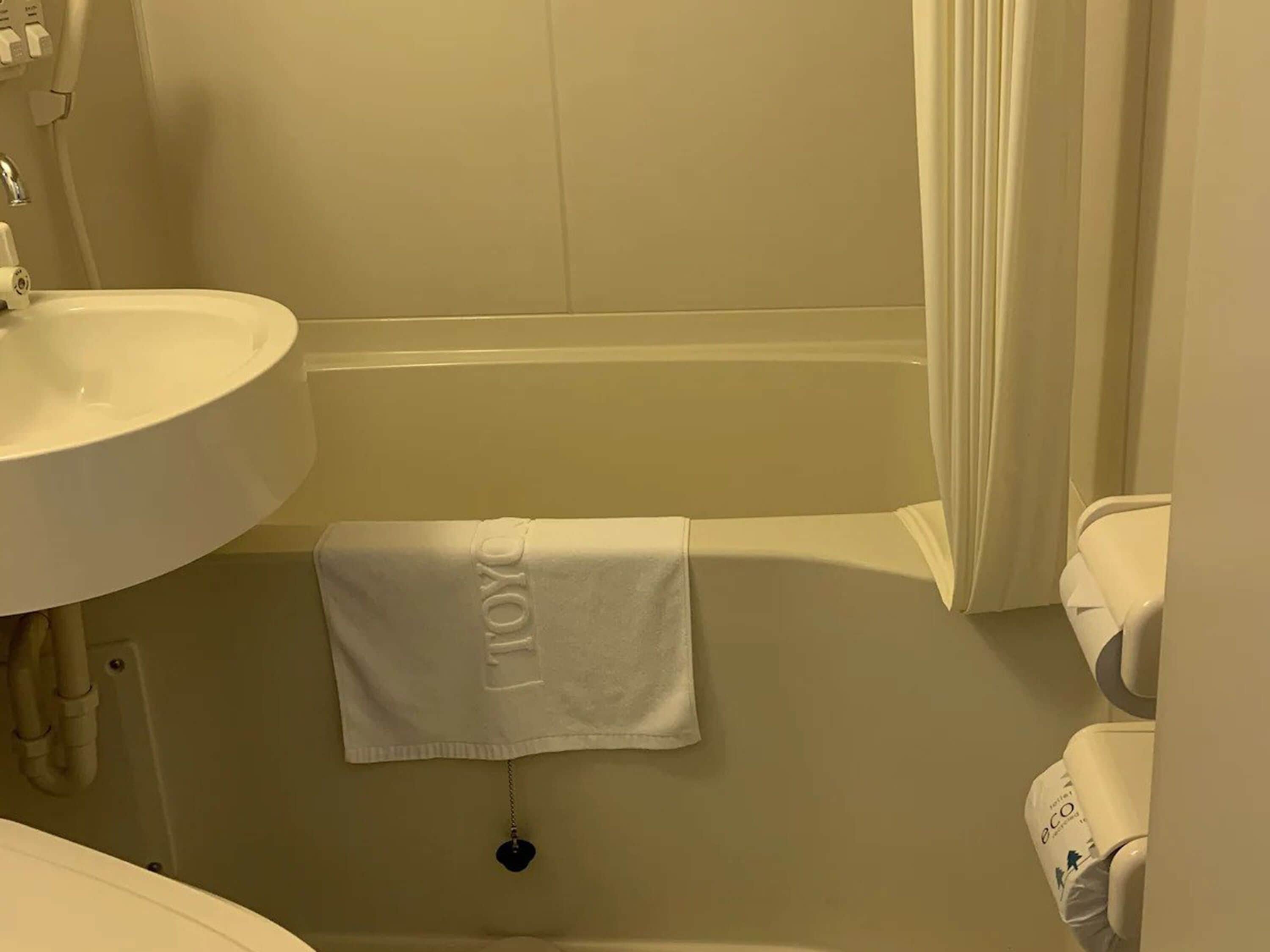 combined shower/bathtub, slippers, electronic bidet, towels