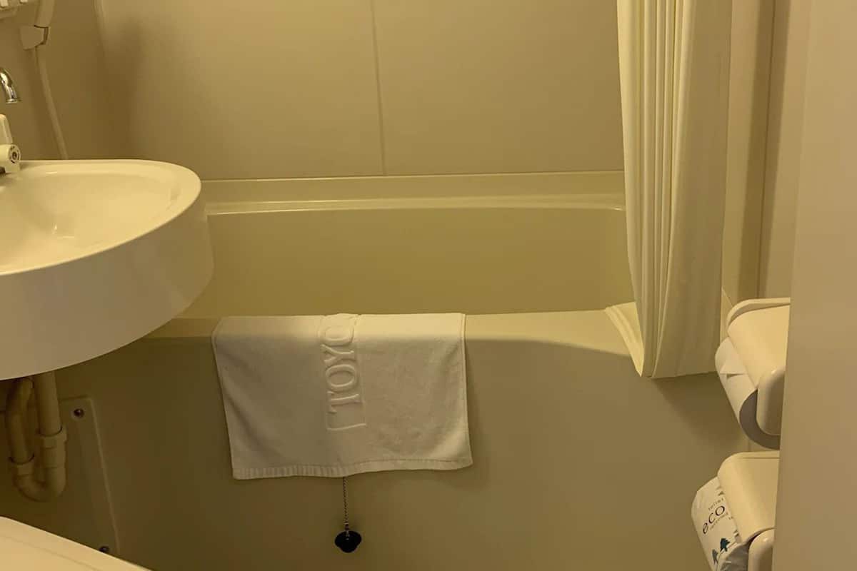 combined shower/bathtub, slippers, electronic bidet, towels