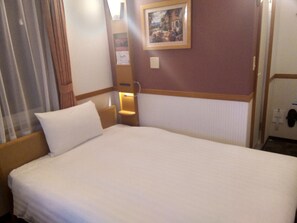 Desk, iron/ironing board, free WiFi, bed sheets - Toyoko Inn Tokyo Uguisudani Ekimae (Tokyo)