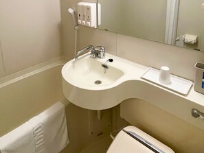 Combined shower/tub, hair dryer, bathrobes, slippers - Toyoko Inn Fujisan Numazu Station Kita 1 (Numazu)