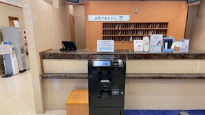 A hotel reception area with a digital kiosk, a cash register, and a sign indicating a hotel room release point. - Toyoko Inn Fujisan Numazu Station Kita 1 (Numazu)