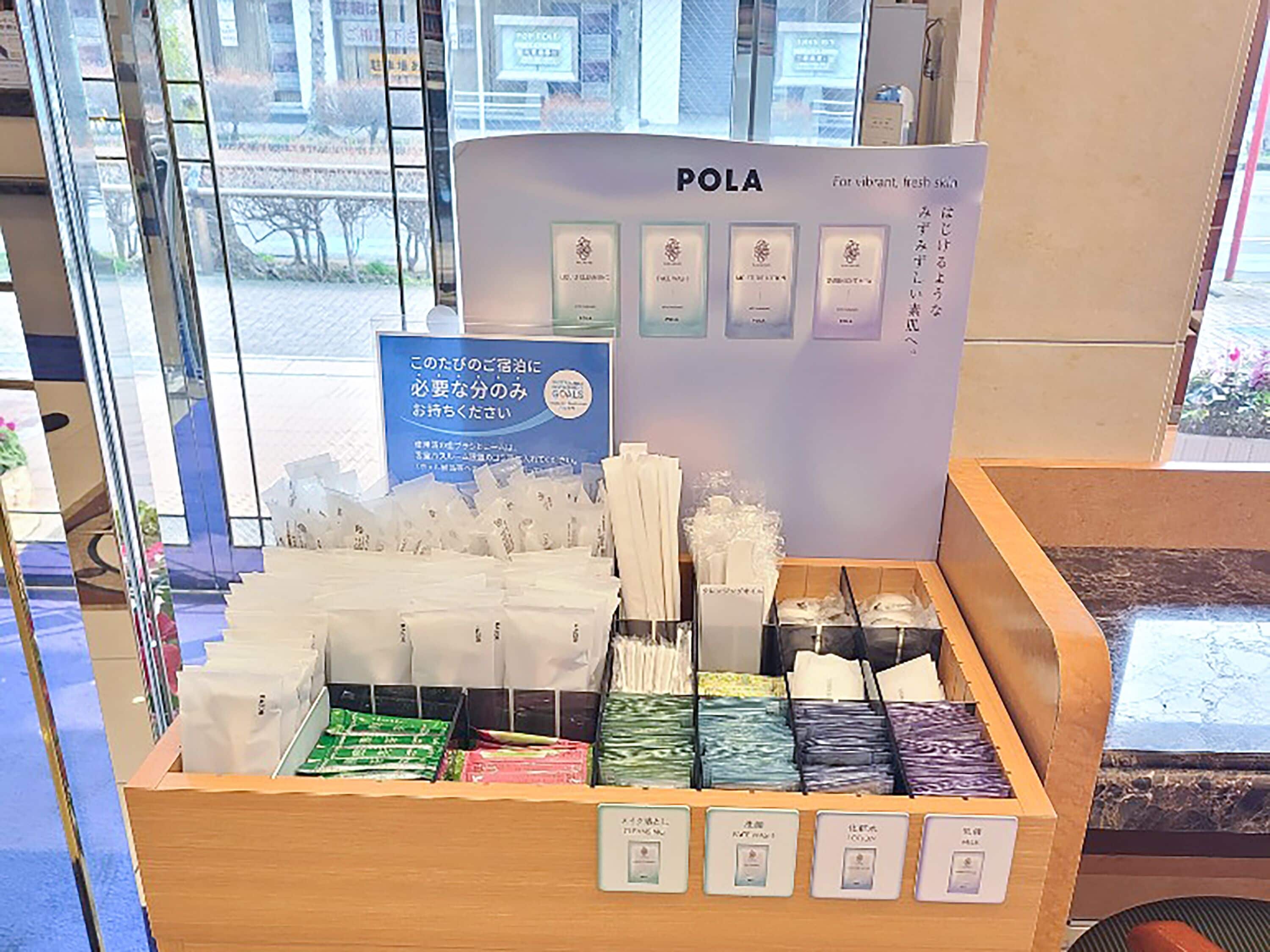En utställning av produkter från varumärket Poma, inklusive ett urval av förpackade varor och en skylt med varumärkets namn.