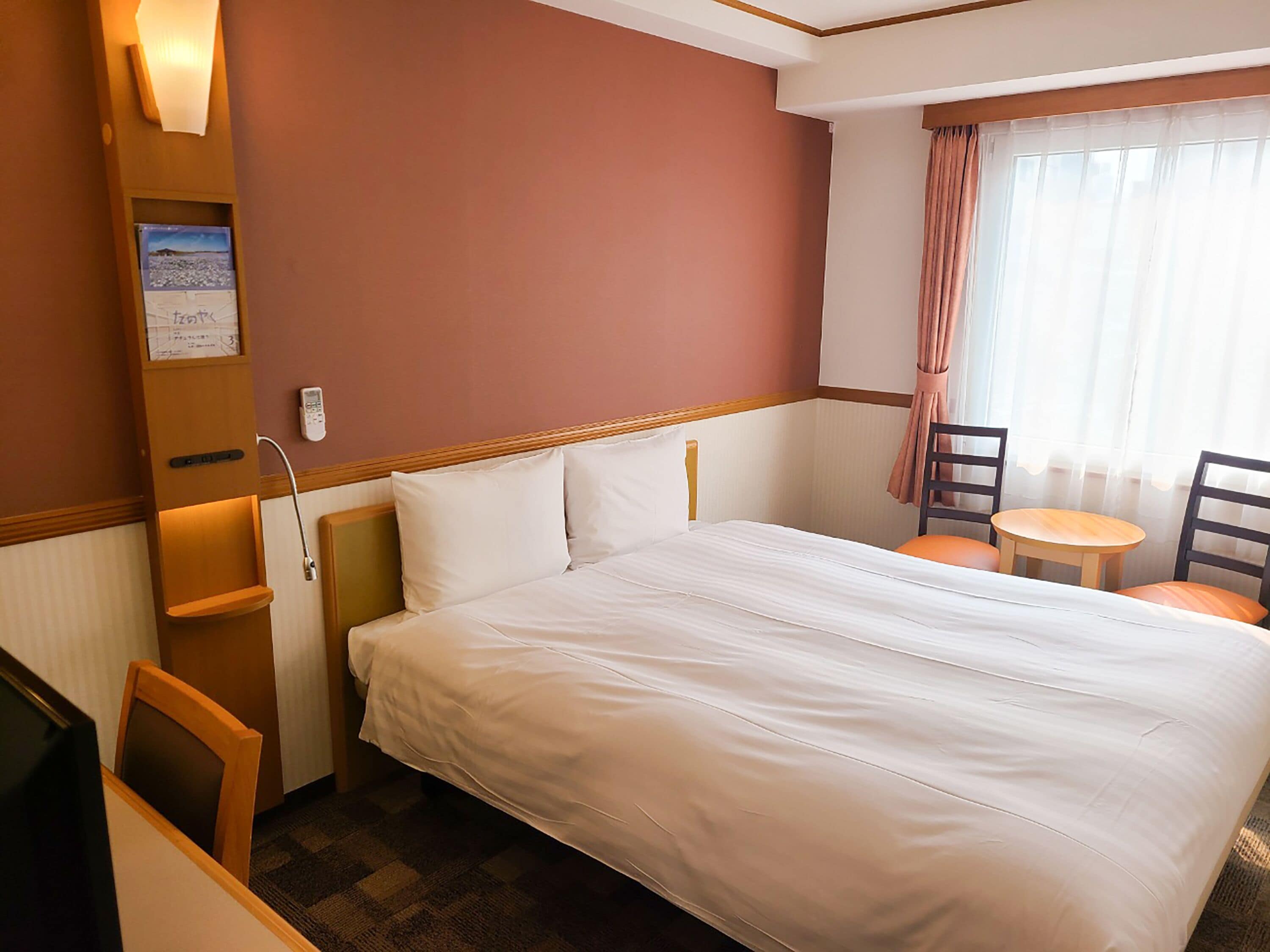 办公桌、笔记本电脑工作区、遮光窗帘、WiFi