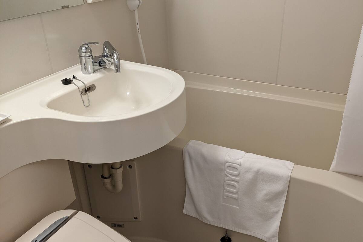 combined shower/bathtub, hair dryer, bathrobes, slippers