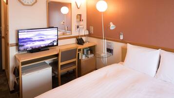 羽毛の掛け布団、デスク、ノートパソコン用作業スペース、遮光カーテン