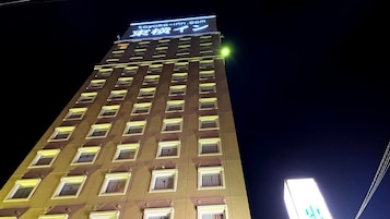 Un edificio alto con varias ventanas y un letrero en la parte superior.