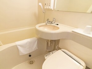 Kombinasi shower/bathtub, perlengkapan mandi gratis, sandal, dan kloset
