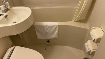 Combined shower/bathtub, free toiletries, hair dryer, slippers