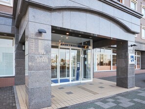 Property entrance - Toyoko Inn Chiba-minato Ekimae (Chiba)