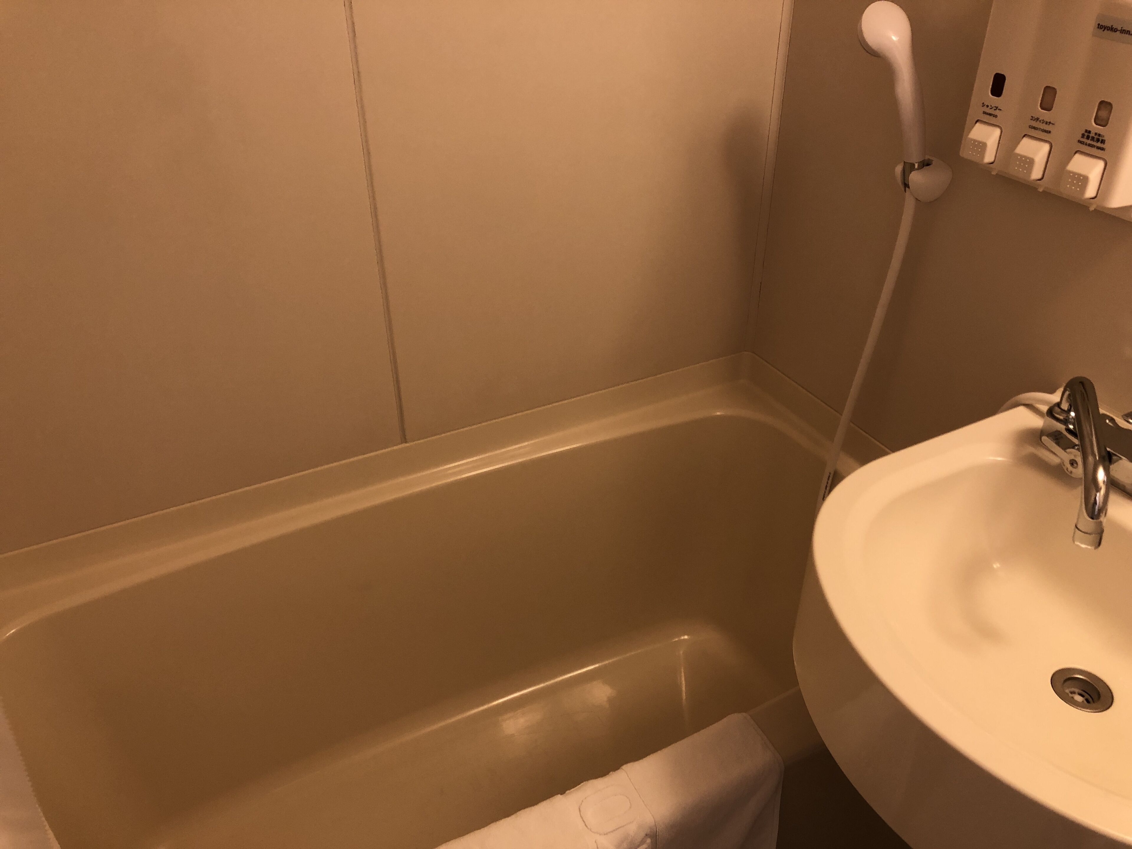 combined shower/bathtub, slippers, electronic bidet, towels