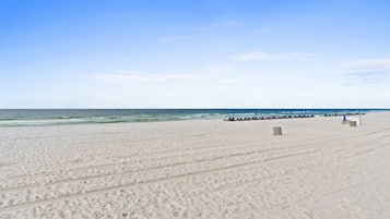 En la playa y playa de arena blanca