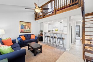 Condo, 1 phòng ngủ, quang cảnh vườn (409) | Khu phòng khách | TV màn hình phẳng, đầu đĩa DVD 