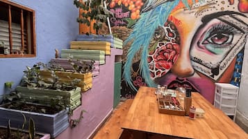Refrigerador, microondas, parrilla de estufa y utensilios de cocina