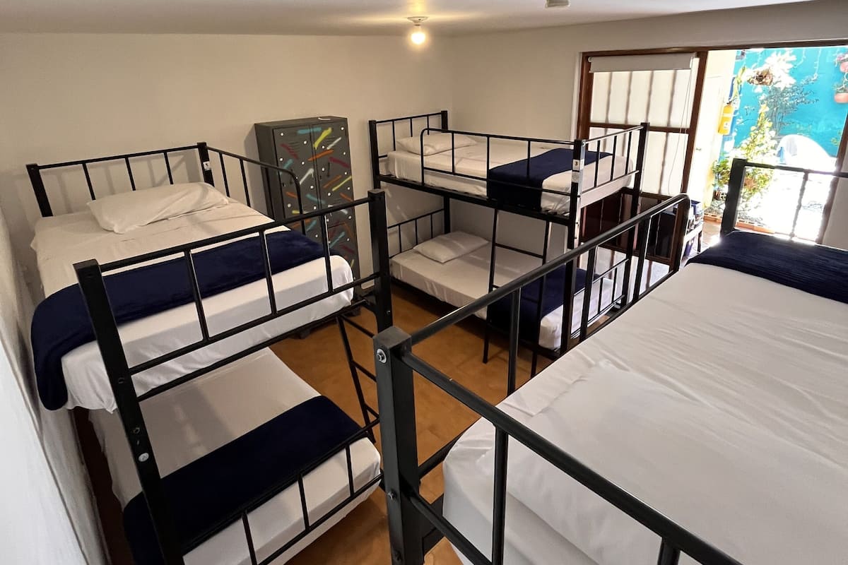 Dormitorio condiviso Basic | Una cassaforte in camera, ferro/asse da stiro, Wi-Fi gratuito, lenzuola