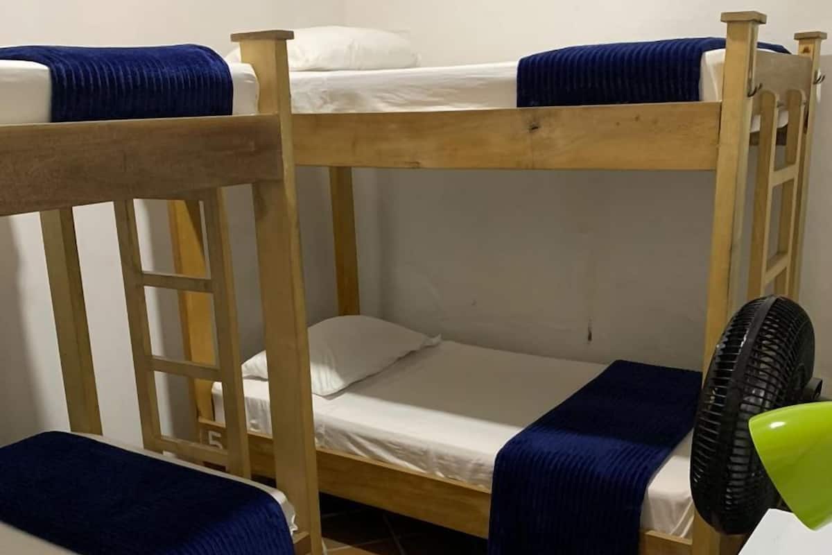 Dormitorio condiviso Basic | Una cassaforte in camera, ferro/asse da stiro, Wi-Fi gratuito, lenzuola
